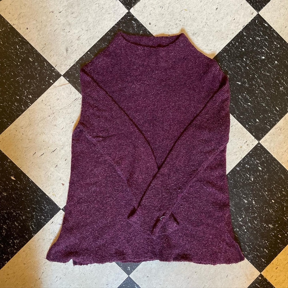 Women’s lightly worn Old Navy sweater.